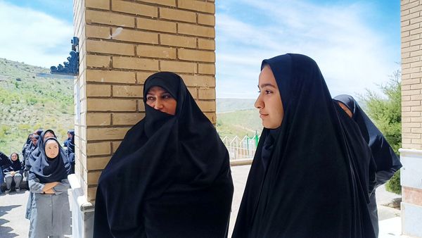 نواخته شدن زنگ سلامت در دبیرستان الزهرا شهرستان مارگون