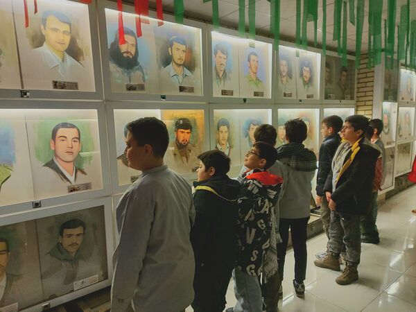 پسران حاج قاسم سلیمانی در گلزار شهدا ملارد یاد او و شهدا را گرامی داشتند