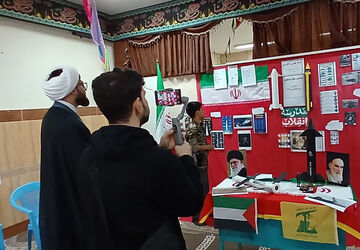 بازدید از غرفه های مدرسه انقلاب 