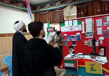 بازدید از غرفه های مدرسه انقلاب 
