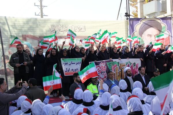 برگزاری راهپیمایی یوم الله ۱۳ آبان با حضور دانش‌آموزان و مسئولین در صفادشت 