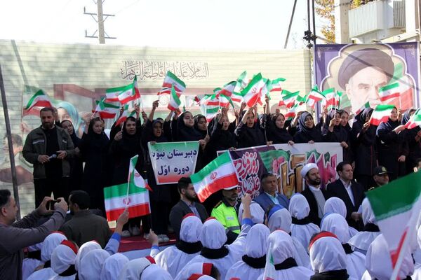 برگزاری راهپیمایی یوم الله ۱۳ آبان با حضور دانش‌آموزان و مسئولین در صفادشت 