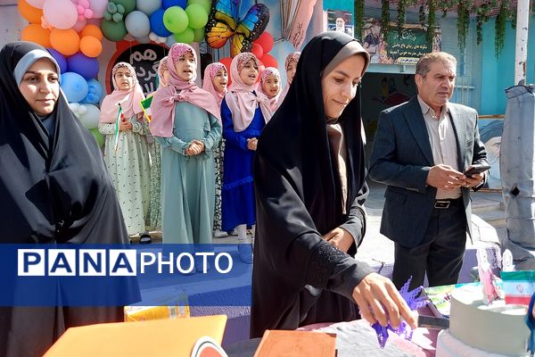 آغاز فصل نو آموزش با حضور شکوفه‌های کلای اولی در کهریزک 