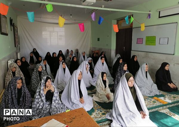 نمازجماعت و جزء‌خوانی در دبیرستان حاج مهدی روحانی ارغا شهرستان خلیل آباد