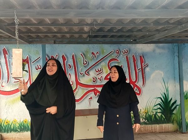 حضور مامور نیروی انتظامی در مدرسه و گفتگوی صمیمی با دانش آموزان و آگاهی بخشی درمورد مسائل امنیتی 