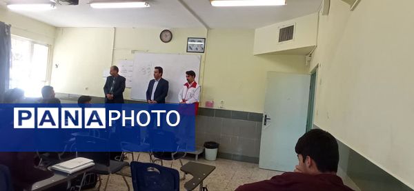 کلاس آموزشی هلال احمر در دبیرستان نمونه آیت الله خامنه ای