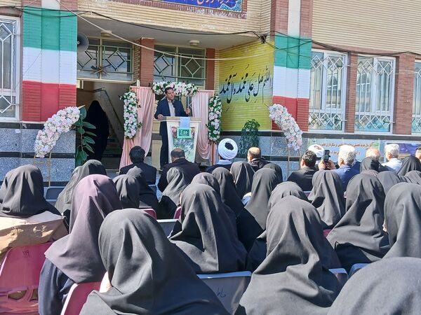 آغاز سال تحصیلی با گرامیداشت یاد و خاطره شهیدان در مدرسه فاطمیه شهرستان چاراویماق 