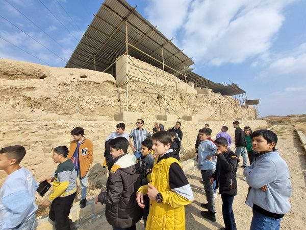 بازدید دانش‌آموزان دبیرستان نمونه دولتی پژوهش آشخانه از محوطه تاریخی ریوی