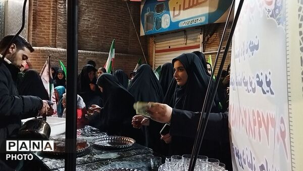 گذری بر فعالیت چایخانه فاطمه الزهرای نیشابور در مراسم چهلم رهبر شهید و شهدای میناب