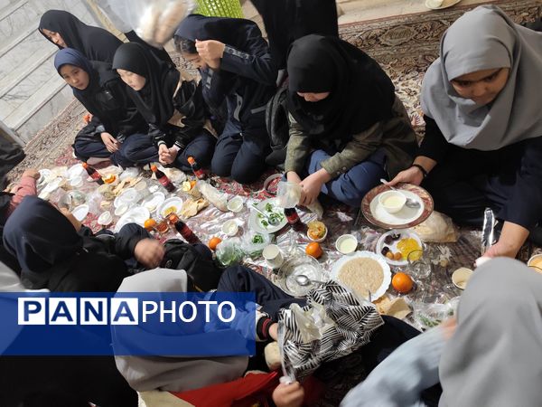 برپایی سفره افطار در دبیرستان امام علی(ع)ناحیه پنج 