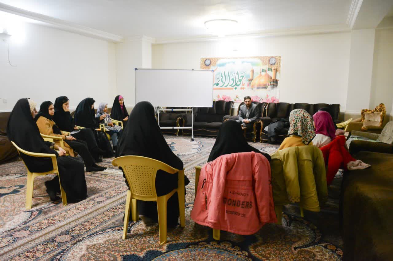 برگزاری انجمن ادبی شعر دخترانه در بجنورد 