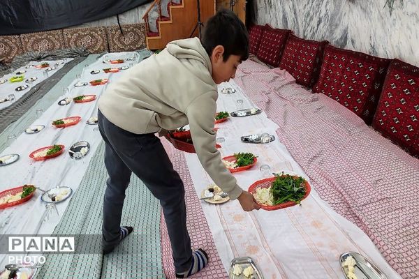 سفره های ساده افطاری در شهر بار نیشابور