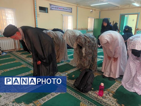 نماز جماعت در دبیرستان میرزا جعفر سروقد مشهد مقدس 