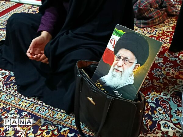 حضور اقشار مختلف مردم در مراسم اربعین رهبر شهید 