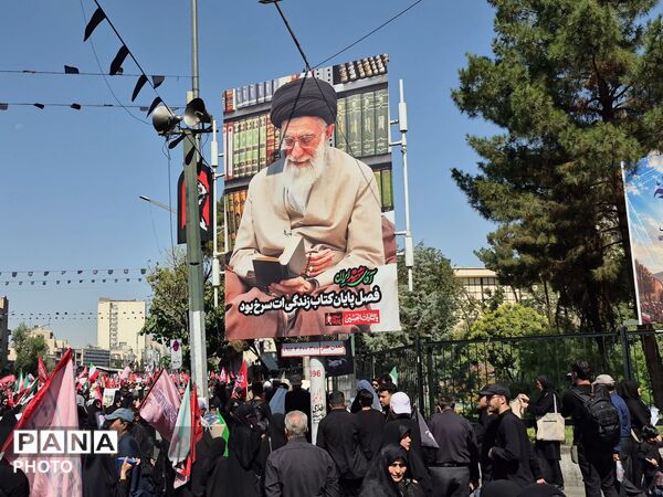 اشک یک ملت در بدرقه رهبر شهید