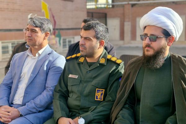آیین نواخته شدن زنگ انقلاب اسلامی در مدرسه آیت‌الله خامنه‌ای قرچک