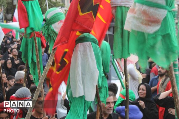 ورامین بار دیگر در سوگ اسارت؛ کاروان نمادین کربلا در خیابان‌های ورامین به حرکت درآمد