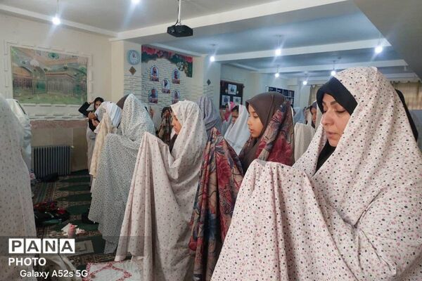طنین زنگ جوانه همراه با عطر جانفزای نماز جماعت با طرح (برای نماز برخیزیم )در دبیرستان بعثت