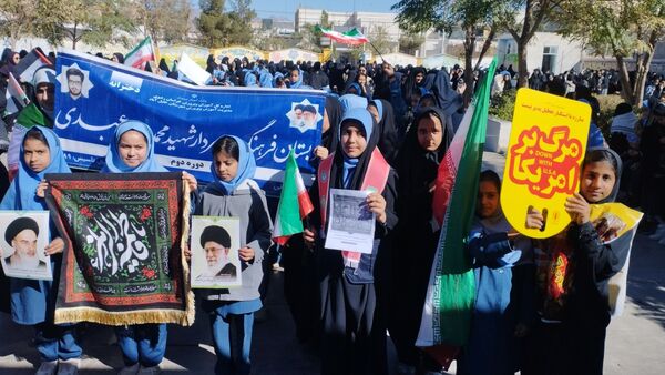حضور پرشور دانش آموزان در راهپیمایی ۱۳ آبان ماه 