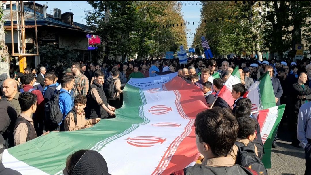 دانش آموزان فومنی یک صدا علیه استکبار جهانی فریاد زدند