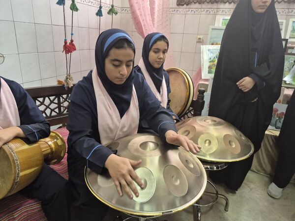 هفته ماها، فرصتی برای درخشش استعدادهای هنری دانش‌آموزان دبیرستان شهید همت