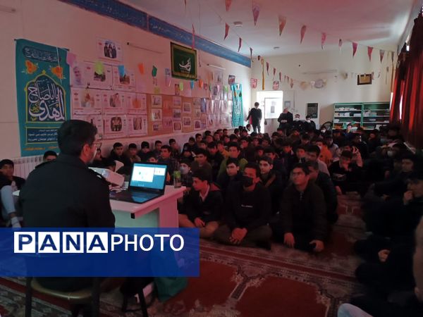 کارگاه آموزشی پیشگیری از آسیب‌های فضای مجازی در دبیرستان رجایی