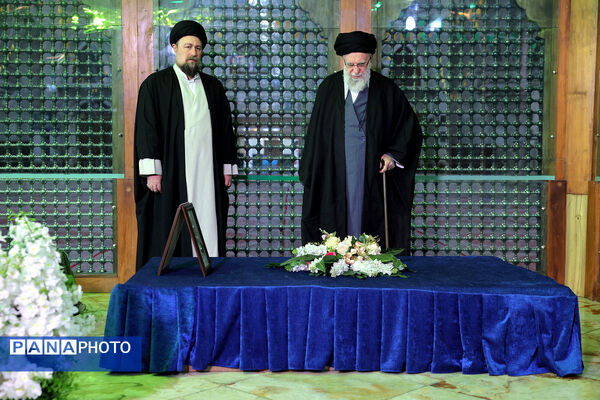 حضور رهبر معظم انقلاب در مرقد بنیانگذار جمهوری اسلامی ایران