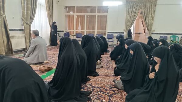 برپایی نماز جماعت در مکتب النرجس