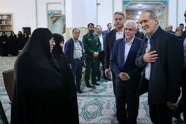 رئیس‌جمهور با خانواده شهدا در پیشوا دیدار کرد