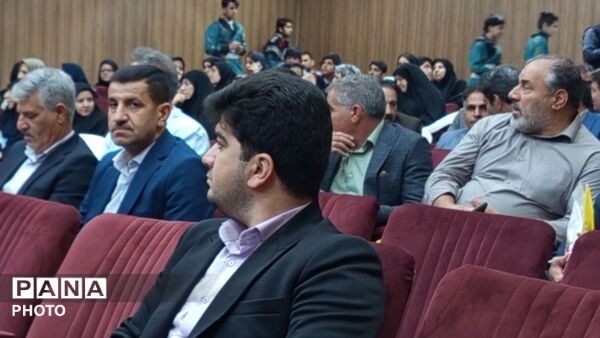 آیین تجلیل از معلمان بازنشسته و معلمان نمونه آموزش و پرورش ناحیه یک خرم‌ آباد