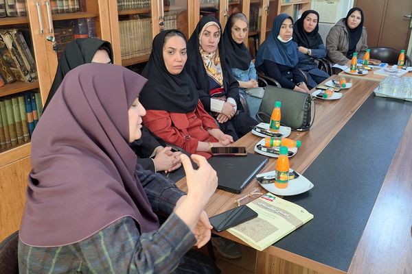 جلسه انجمن اولیا و مربیان و هیات امنا برای فردای دانش‌آموزان دبیرستان پویش شیراز 