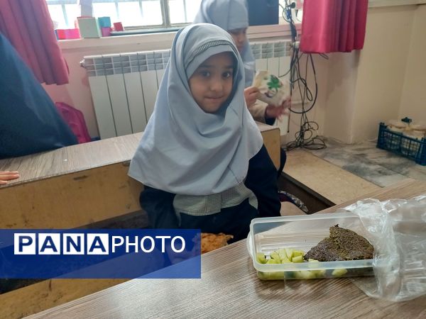  جشنواره غذای سالم در دبستان شاهد حاج تقی آقا بزرگ ناحیه یک مشهد 