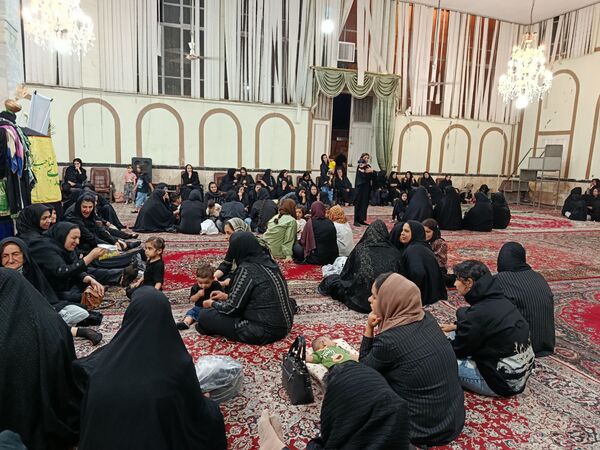 حضور کودکان در مراسم شب ششم محرم در حسینیه حیدری شهرستان کاشمر 