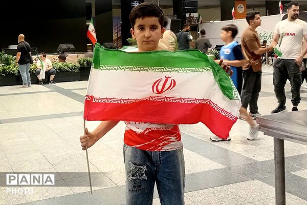 استقبال باشکوه مردم از قهرمانان فوتبال ایران در فرودگاه مهرآباد؛ تجلی وحدت، غرور ملی و عشق به وطن