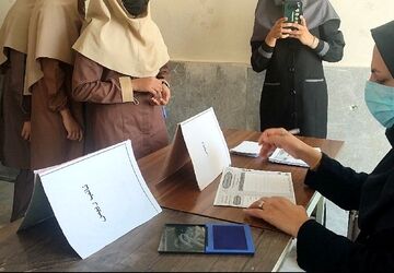 انتخابات پرشور شورای دانش‌آموزی در مدرسه فروغ رضوان