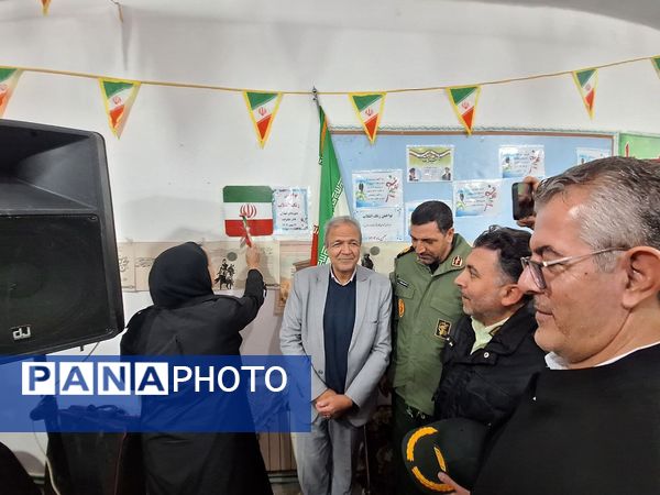 نواختن زنگ انقلاب در مدرسه قادر خانزاده شهرستان بانه