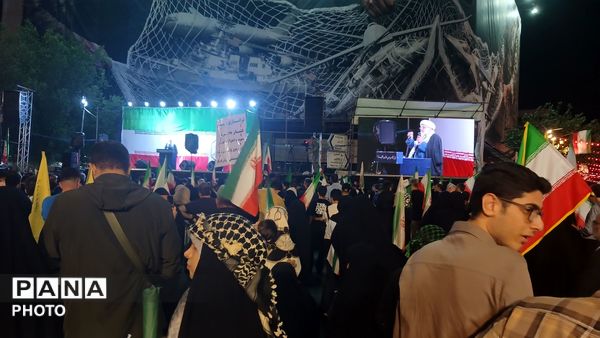 مردم همچنان در صحنه 