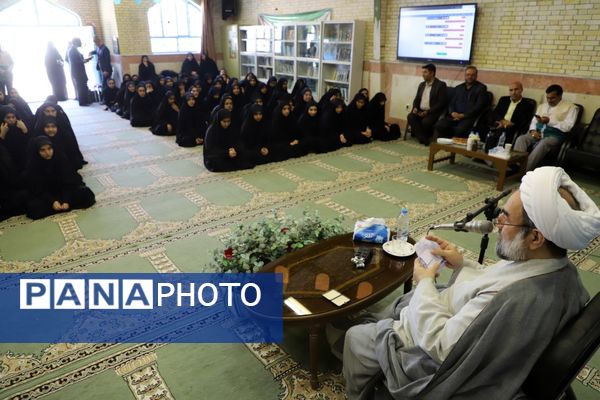 نشست پرسش و پاسخ با حضور نماینده ولی فقیه در استان و امام جمعه در دبیرستان نمونه فرهنگ