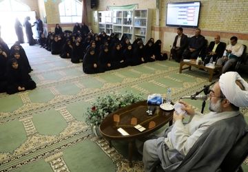نشست پرسش و پاسخ با حضور نماینده ولی فقیه در استان و امام جمعه در دبیرستان نمونه فرهنگ