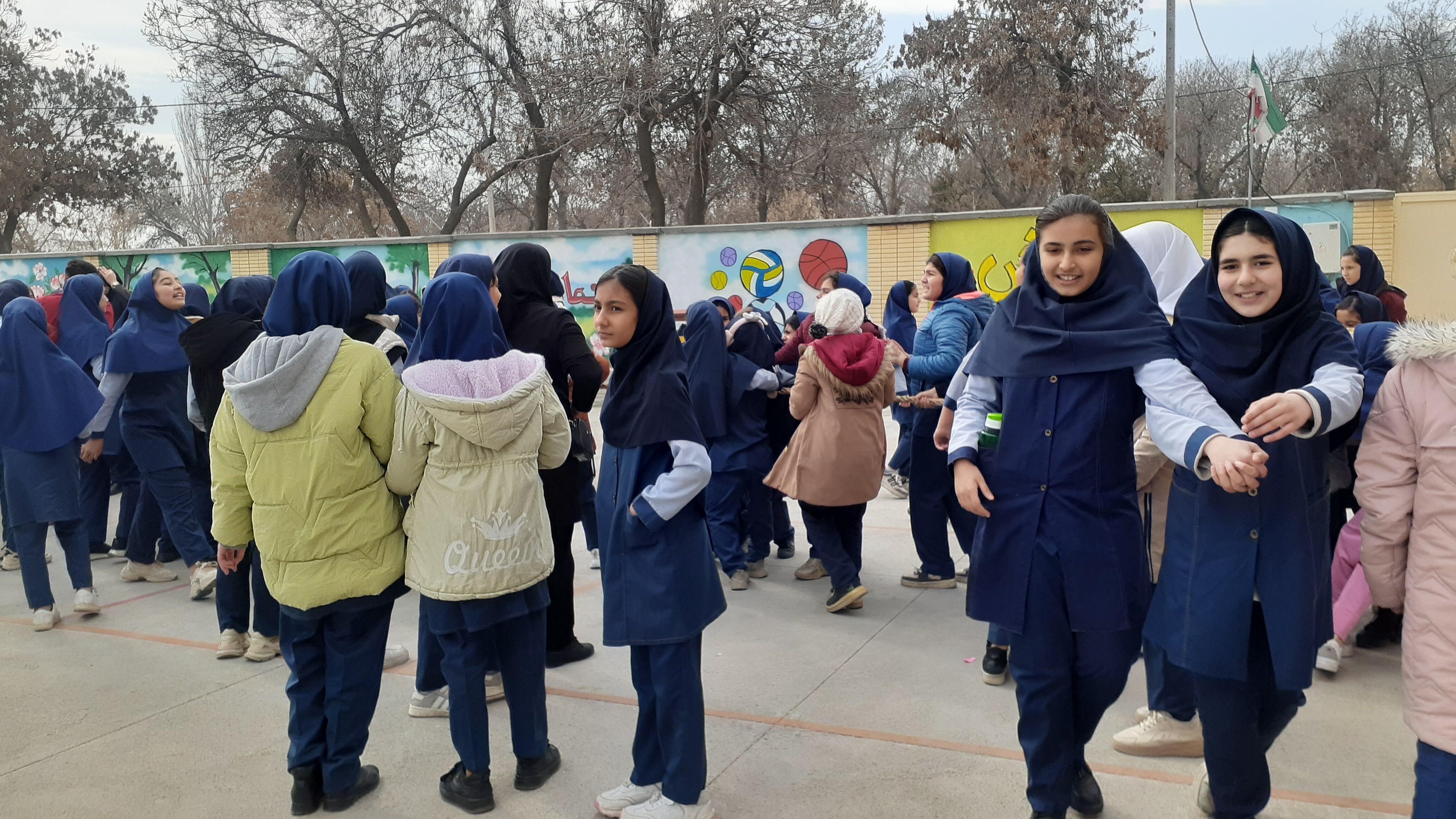 مسابقات طناب‌کشی در مدرسه دخترانه ضحی ۲ شهرستان شیروان