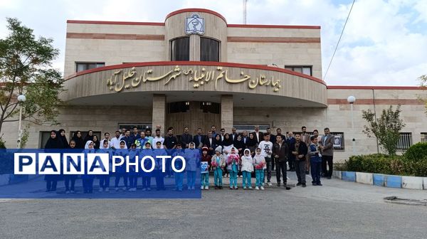 اهدای گل توسط دانش‌آموزان به پرستاران به مناسبت روز پرستار 