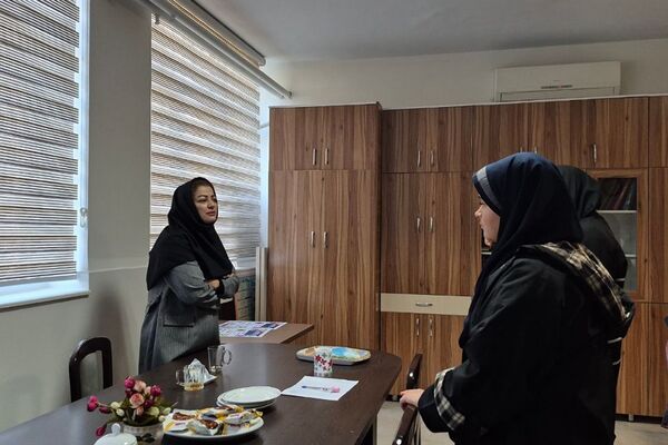 جلسات تمرین نمایش‌نامه‌خوانی در دبیرستان فرزانگان