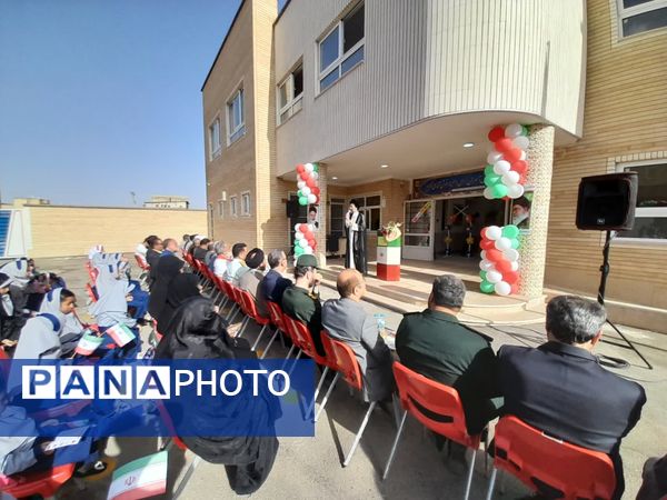آیین نواخته شدن زنگ مهر در مدرسه شهدای بار فروش با حضور مسئولان استان و شهرستان کاشان