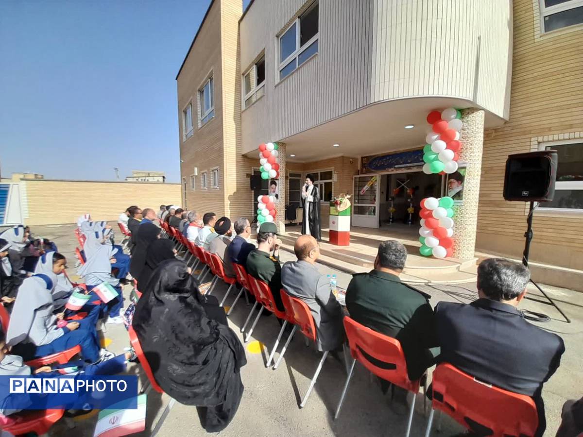 آیین نواخته شدن زنگ مهر در مدرسه شهدای بار فروش با حضور مسئولان استان و شهرستان کاشان