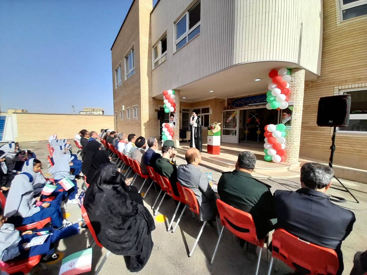 آیین نواخته شدن زنگ مهر در مدرسه شهدای بار فروش با حضور مسئولان استان و شهرستان کاشان
