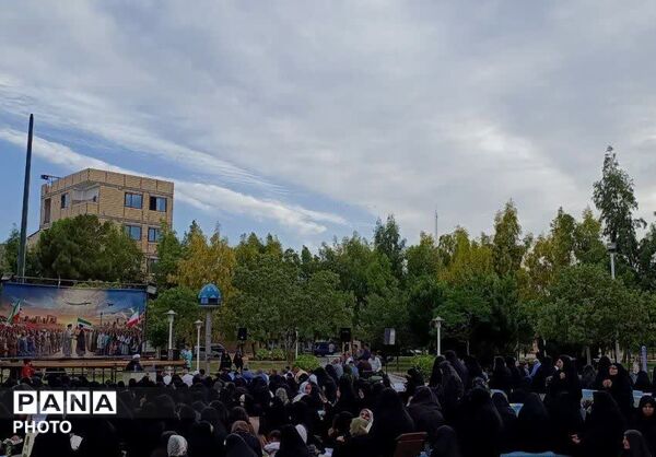 آیین قرائت دعای پرفیض عرفه در جوار یادمان شهید گمنام بوستان گلهای قم