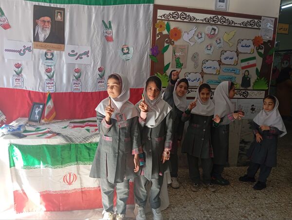 گرامیداشت حماسه ۹ دی ماه در دبستان دخترانه نرجس یک 