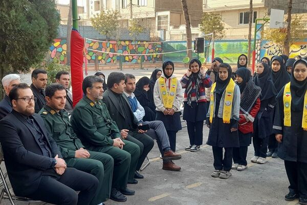 برگزاری مراسم گرامیداشت هفته بسیج در مدرسه شهید زهره‌وند قرچک