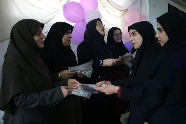 تقدیر از دانش آموزان برتر دبیرستان دخترانه سیداحمد فاتحی یک قم 