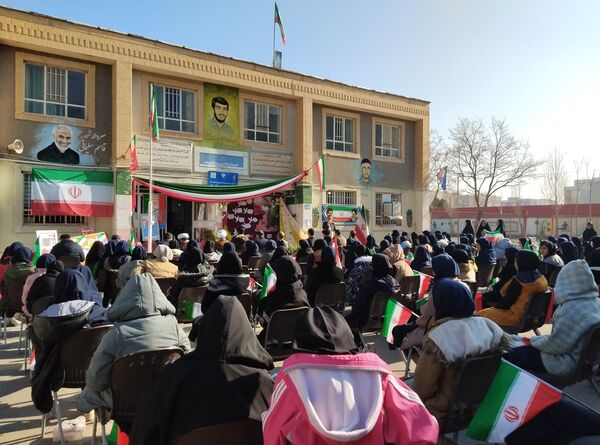 نواختن زنگ انقلاب در دبیرستان بنت‌الهدی صدر رضویه